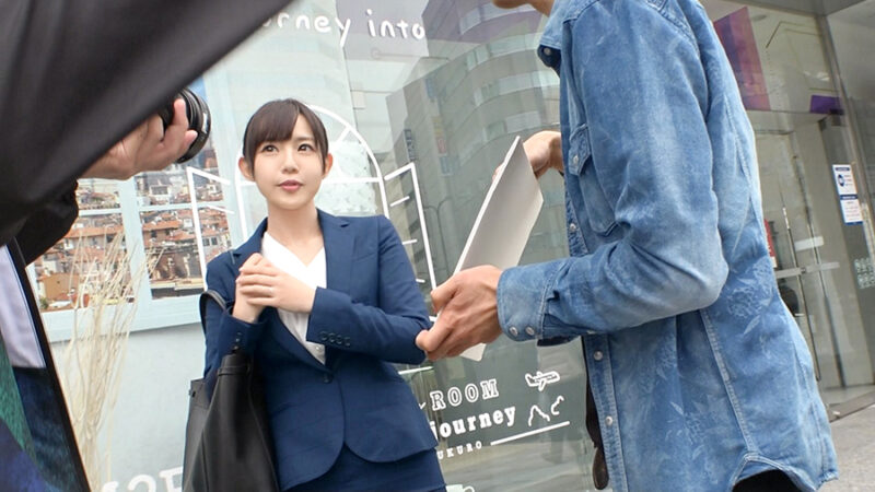 ムチムチなスーツのお尻ラインがエロい塾講師